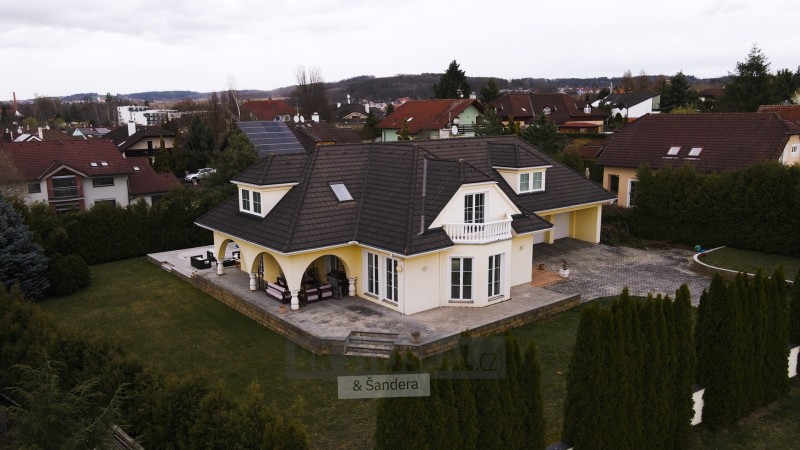 Prodej rodinného domu, 405 m2 (1735 m2) - České